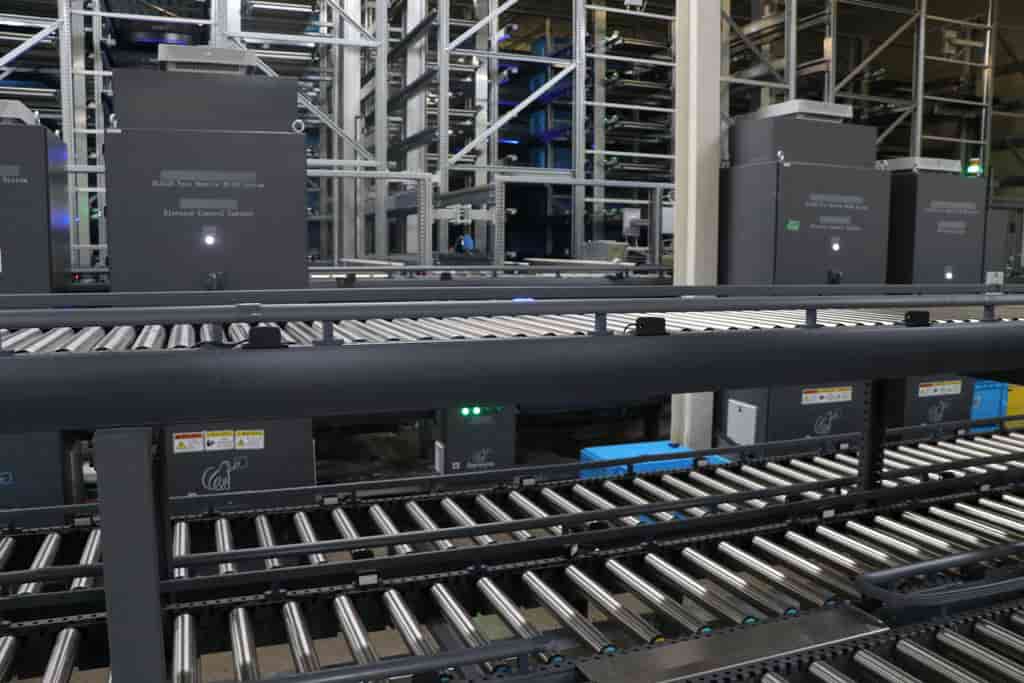 Automated warehouse conveyor system with smart fulfillment equipment and storage racks.